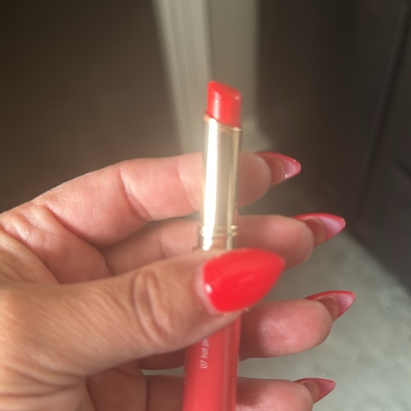 Clarins Instant Light Lip Balm Perfector
#07 Hot Pink - Size 1.8 g / 0.06 Oz. - Picture 2 of 5